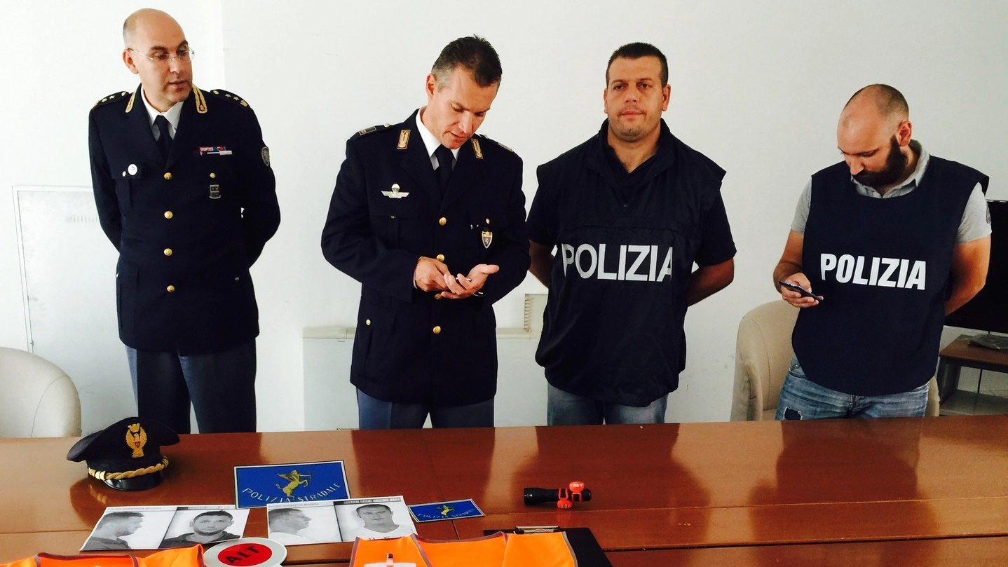 La polizia stradale Modena Nord mostra il materiale sequestrato ai due finti agenti