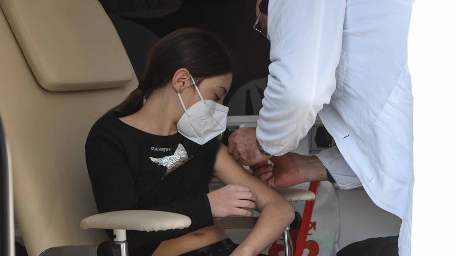Una ragazzina riceve la sua dose di vaccino