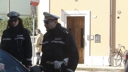 Fano, un controllo della polizia municipale (Foto Marchetti)