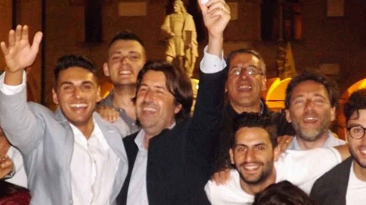 Cento, il nuovo sindaco Toselli festeggia la vittoria (foto Franzoni)