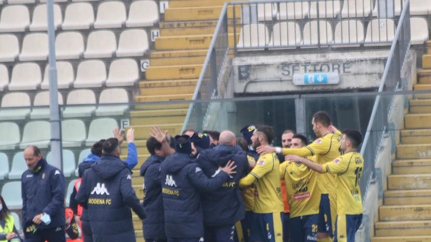 L'esultanza dopo il primo gol del Modena siglato da Spagnoli (foto Samb)