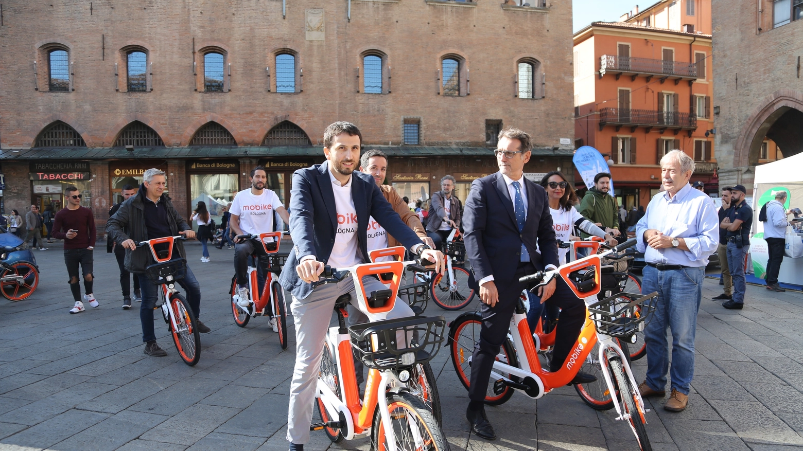 Anche il sindaco Merola alla pedalata inaugurale delle eBike (foto Schicchi)
