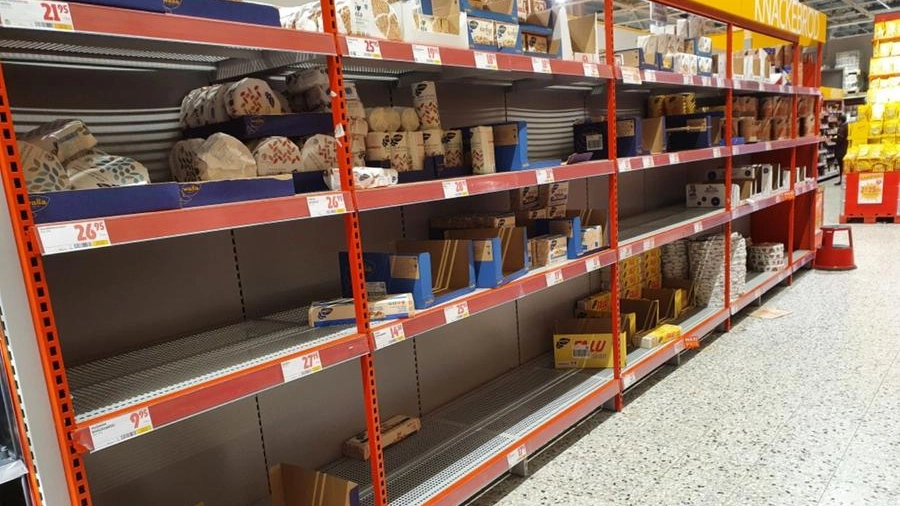 Gli scaffali semivuoti di un supermercato svedese