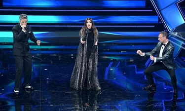 Sanremo 2021, Laura Pausini si commuove. Poi improvvisa una festa dance