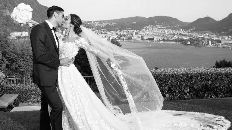 Il romantico bacio tra Giorgia e Filippo sul lago di Como
