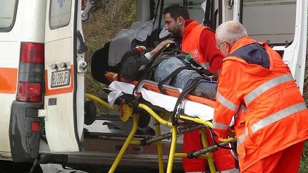 Un ferito viene portato via in ambulanza (foto archivio)
