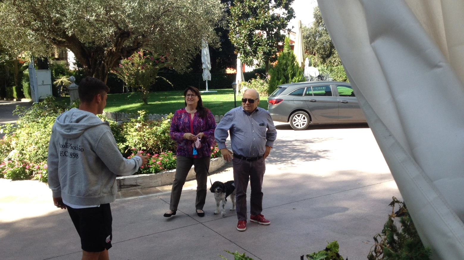 L'arrivo all'hotel Villa Pigna del presidente Francesco Bellini e di sua moglie Marisa