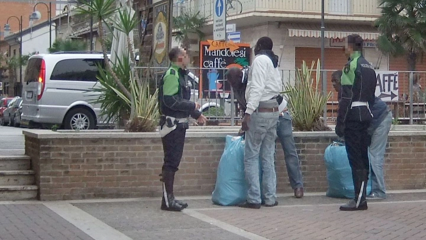 Vigili e venditori ambulanti abusivi a Porto Sant’Elpidio (Foto di repertorio - Colibazzi)