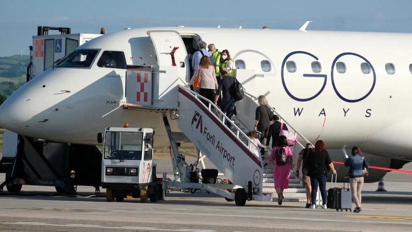 Un Embraer di Ego Airways sul piazzale dell’aeroporto di Forlì (foto Frasca)