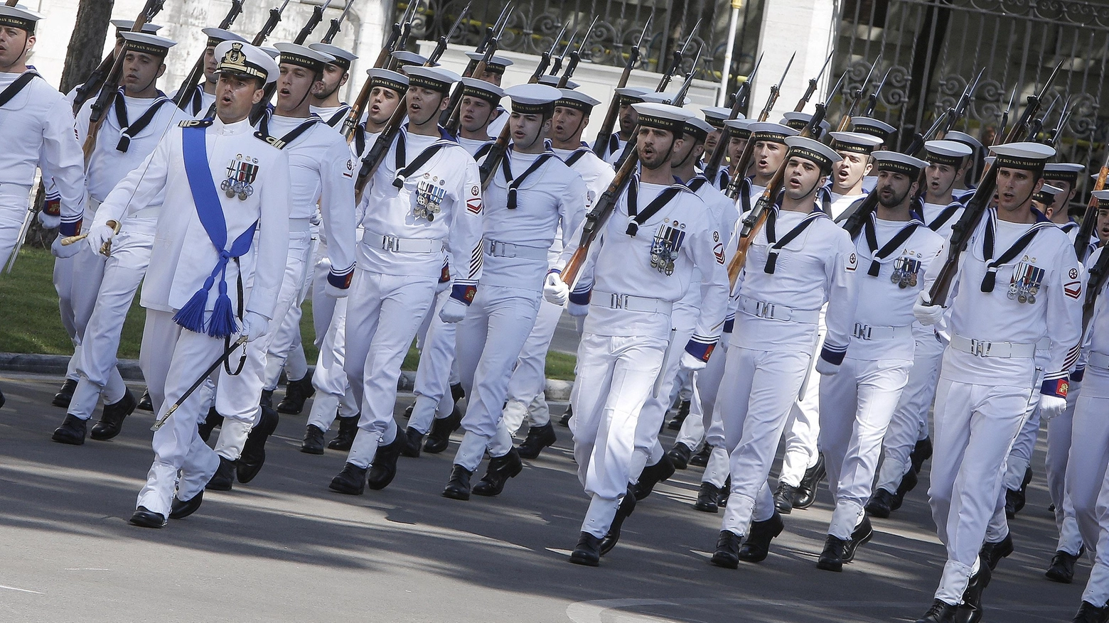 Una parata della Marina Militare (Ansa)