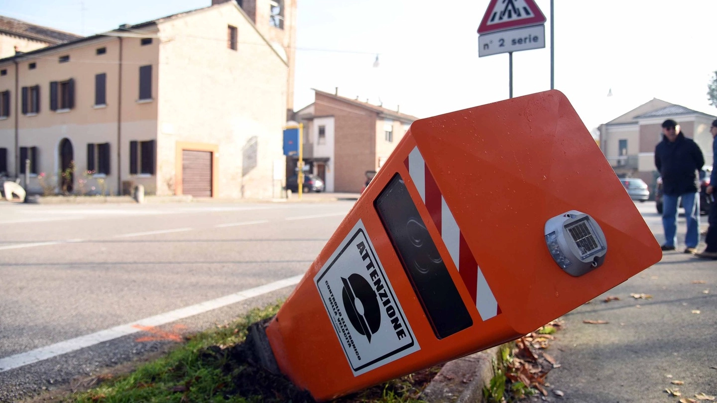 Ferrara, il velox abbattuto a Quartesana (Foto Businnesspress)