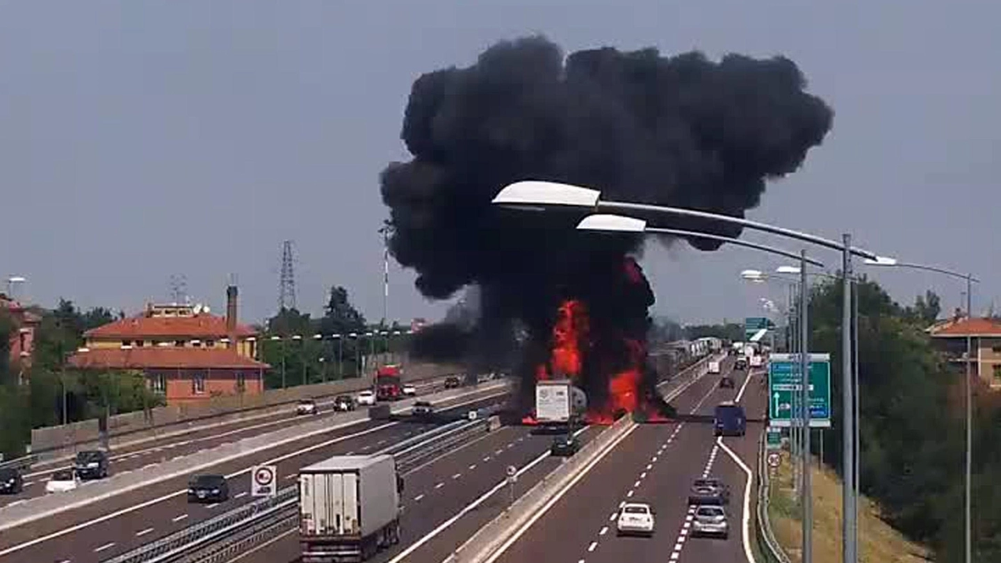 Bologna, fiamme dopo l'incidente (Ansa, Autostrade)
