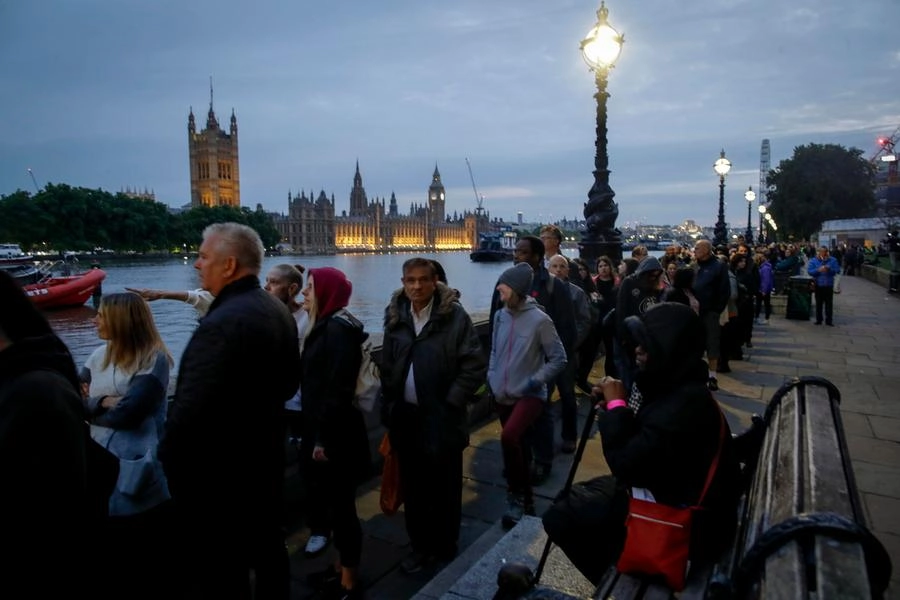 Code chilometriche a Londra per rendere omaggio alle spoglie della regina Elisabetta II