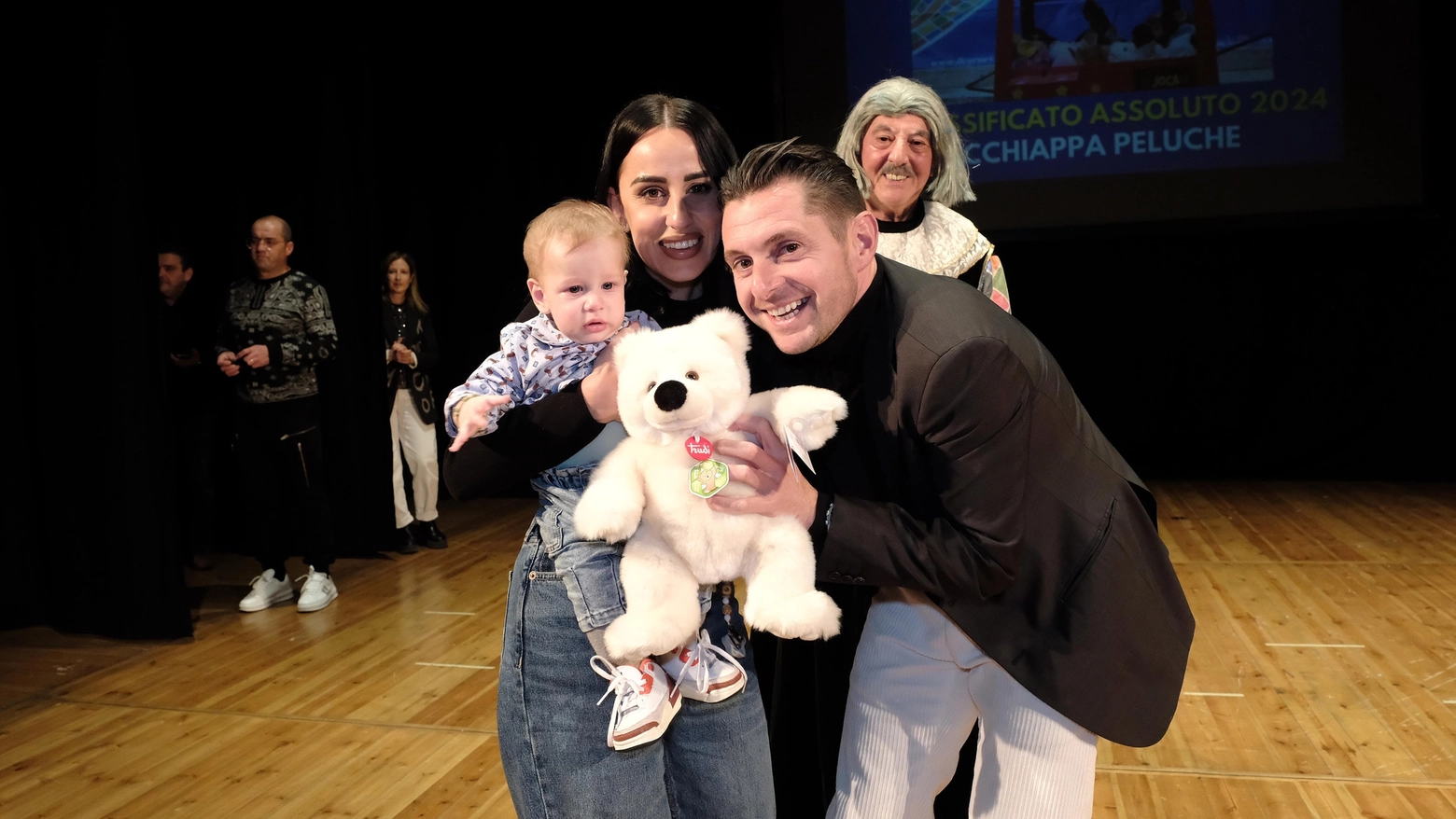 ‘Acchiappa peluche’ (iscritto alla categoria 'baby'), interpretato dal piccolo Denver insieme ai genitori, è il vincitore assoluto del concorso in maschera 2024