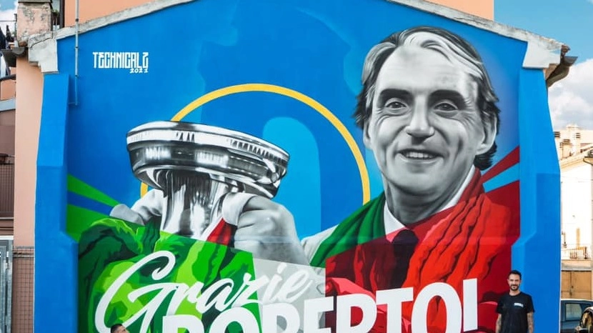 Il Ct con la Coppa Europa e una foto che ha girato il mondo