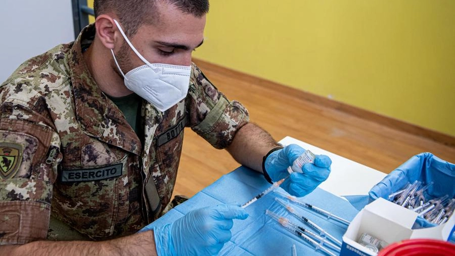 Un operatore sanitario militare prepara una siringa per il vaccino Covid (Ansa)