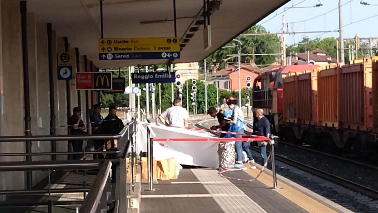 Omicidio alla stazione a Reggio Emilia: la vittima è un 18enne (Foto Artioli)