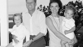 John e Jackie Kennedy con i figli Caroline e John in uno scatto del 1962