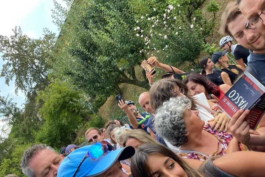 Vasco Rossi e i fan davanti alla sua casa a Zocca (foto da Facebook)