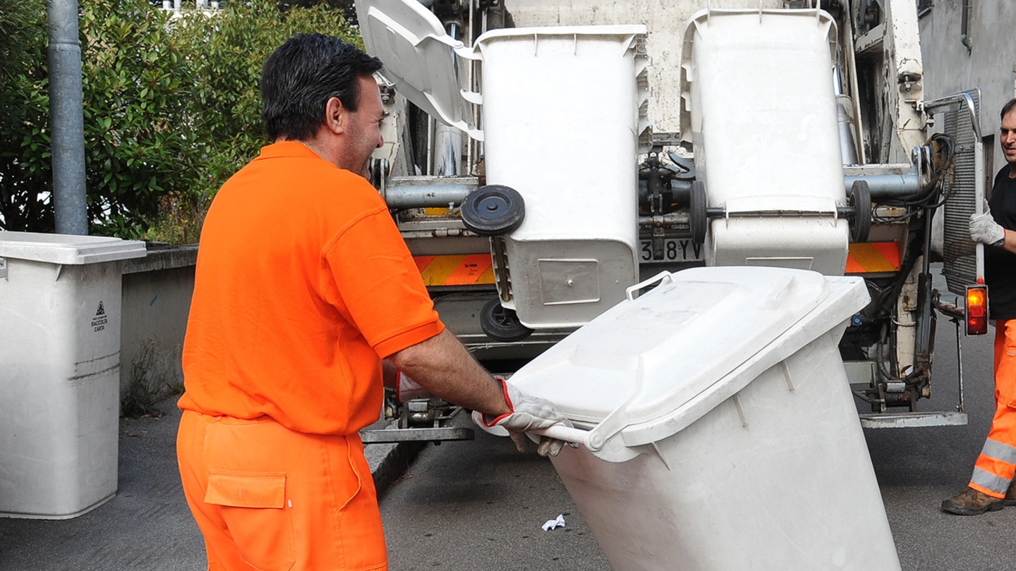 Gli albergatori hanno contestato la tariffazione prevista per il servizio di raccolta rifiuti. Sotto, Rodolfo Albicocco (Aia)