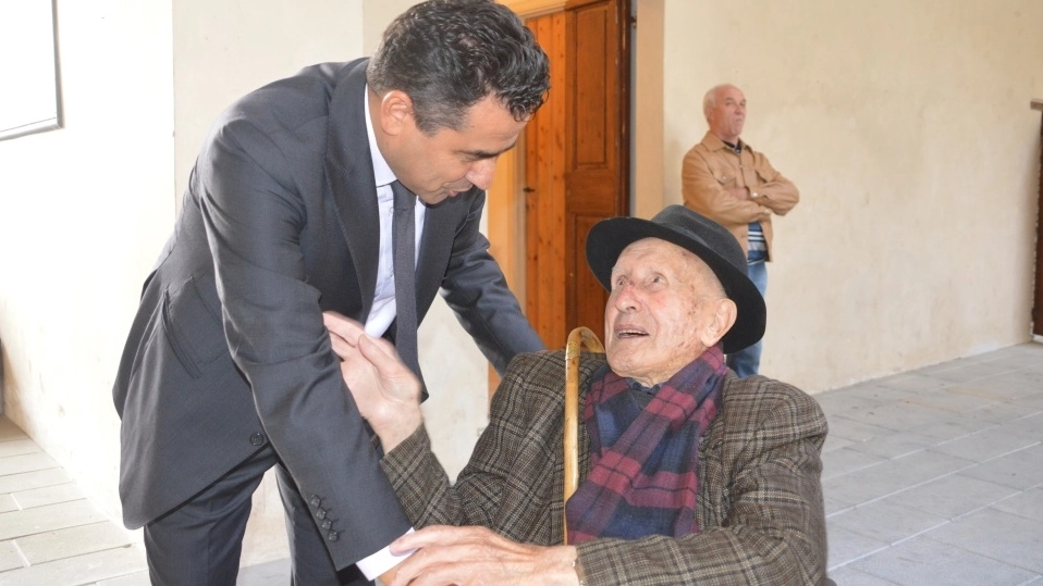 Dante Parlani con il sindaco di Apecchio Vittorio Nicolucci