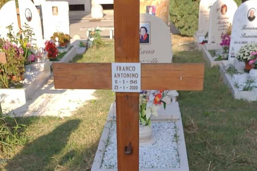 La croce messa al posto della lapide rubata dal cimitero a Rimini