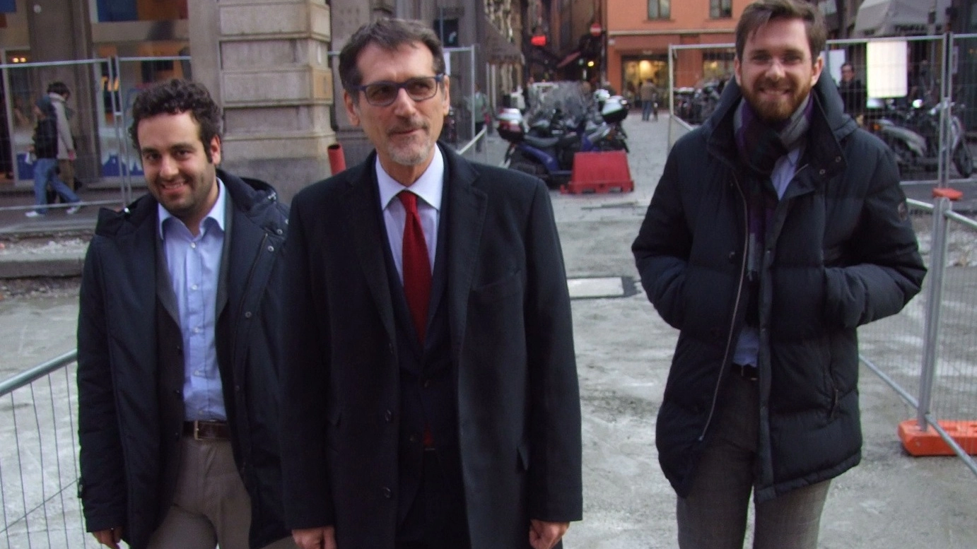 Da sinistra, l’assessore Andrea Colombo, il sindaco Virginio Merola e l’assessore Matteo Lepore nel passaggio pedonale