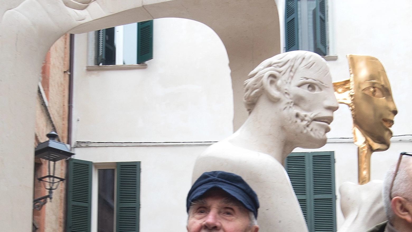 Giuliano Vangi all'inaugurazione della sua statua (Fotoprint)