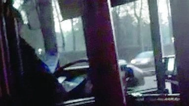 Un fotogramma dal video che mostra uno degli autisti al cellulare