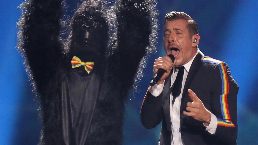 Francesco Gabbani, vincitore del Festival di Sanremo, si esibisce sul palco dell’Eurovision Song Contest a Kiev