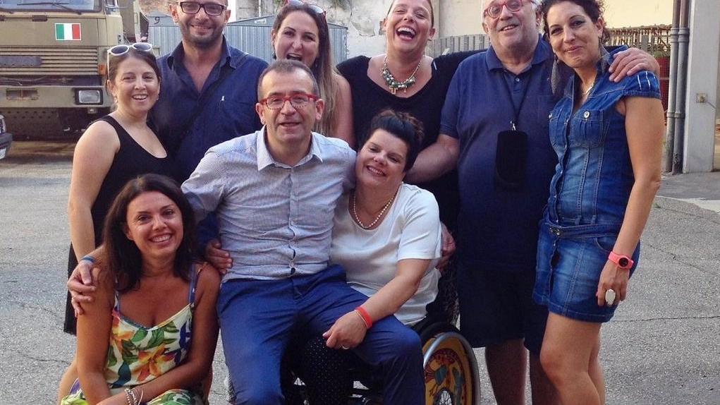 Cristina Gallinucci (al centro con la maglia bianca) insieme ai suoi collaboratori