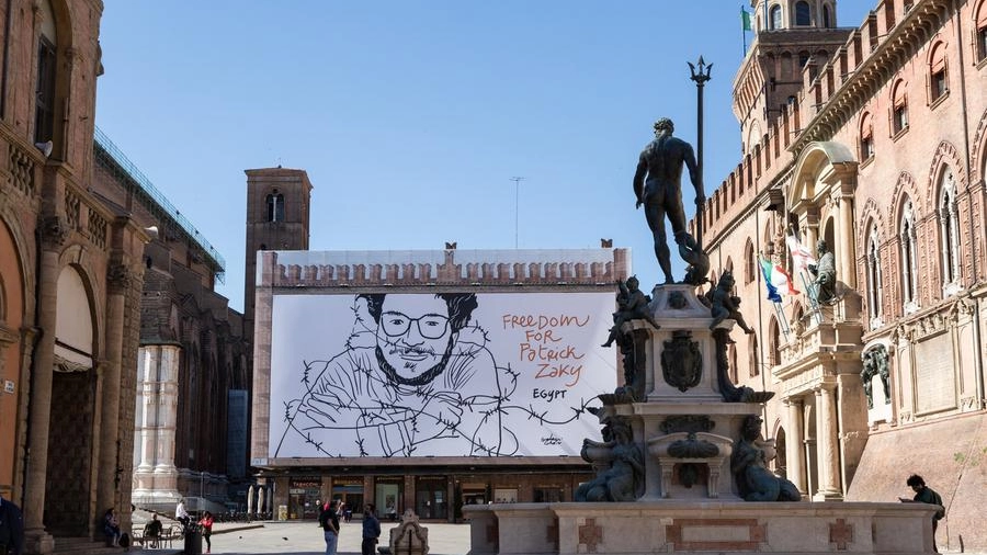 Patrick Zaki: il mega poster in piazza Maggiore a Bologna (Dire)