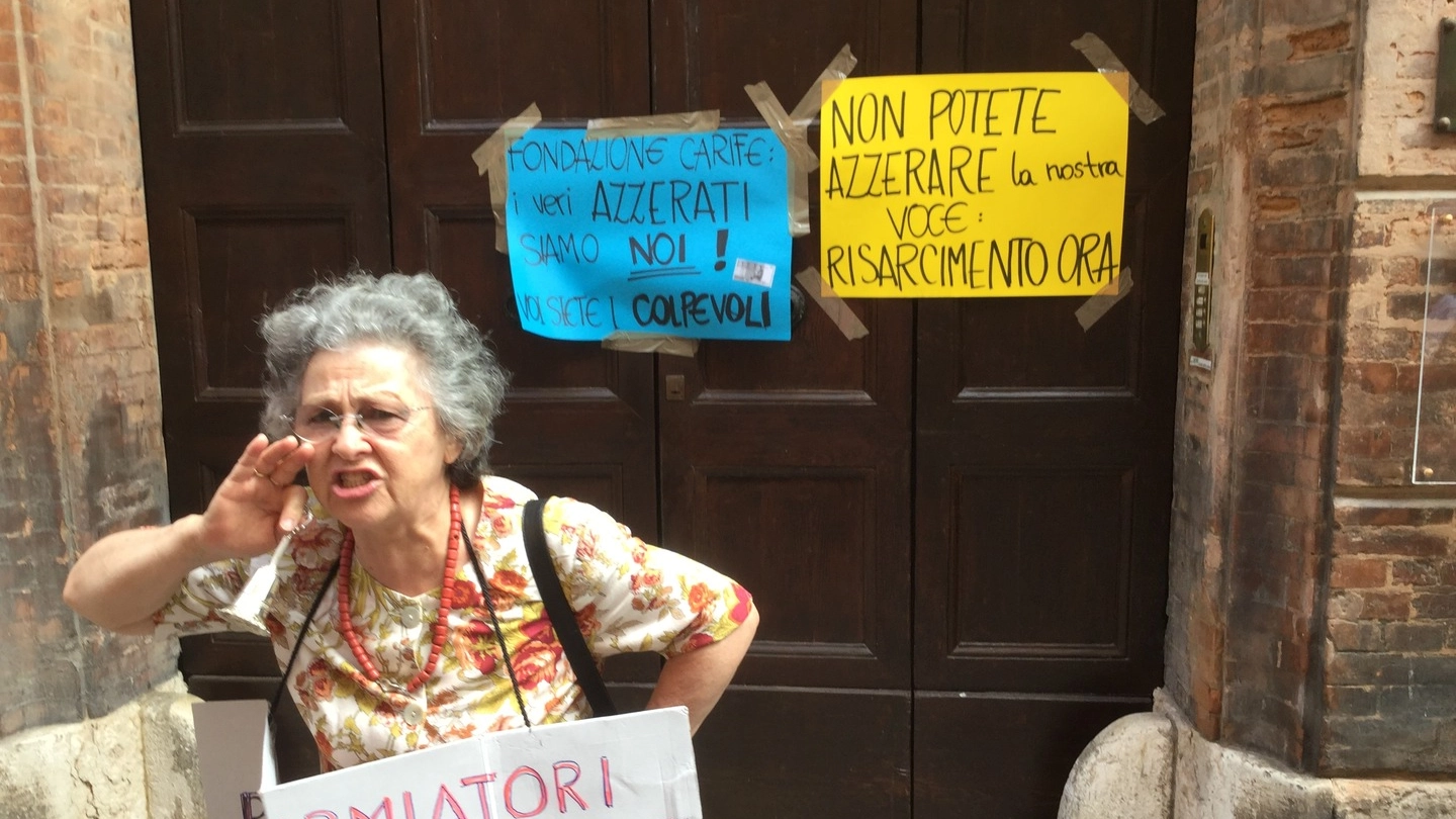 Giovanna Mazzoni durante una manifestazione dei risparmiatori azzerati di Carife