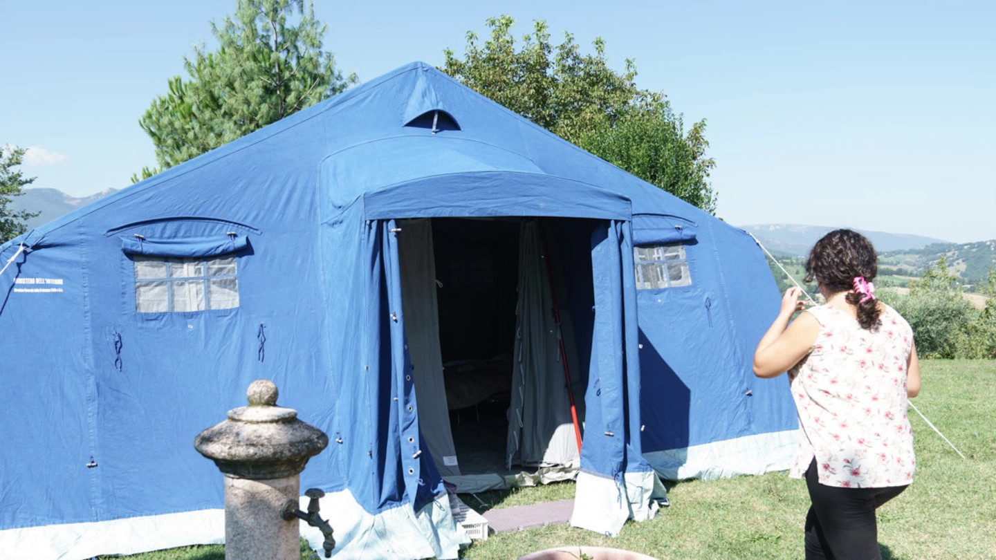 Amandola: la tenda della famiglia Gravucci, sopravvissuta al terremoto (Foto Zeppilli)
