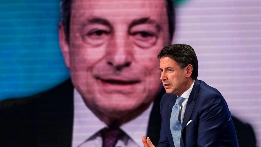 Giuseppe Conte e, sullo sfondo, Mario Draghi (Archivio)