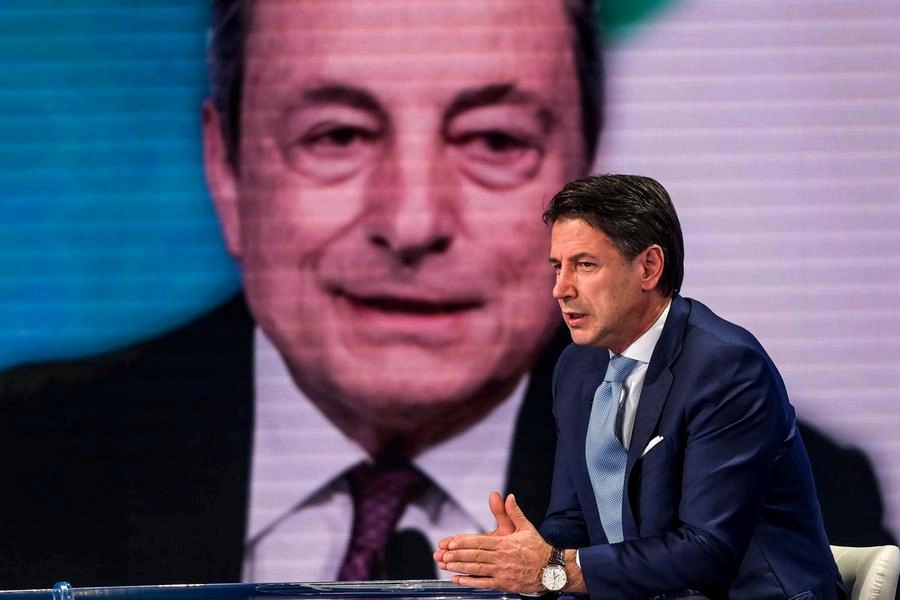 Giuseppe Conte e, sullo sfondo, Mario Draghi (Archivio)