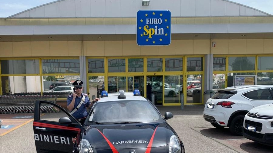 I carabinieri davanti al supermercato Eurospin di Rovigo
