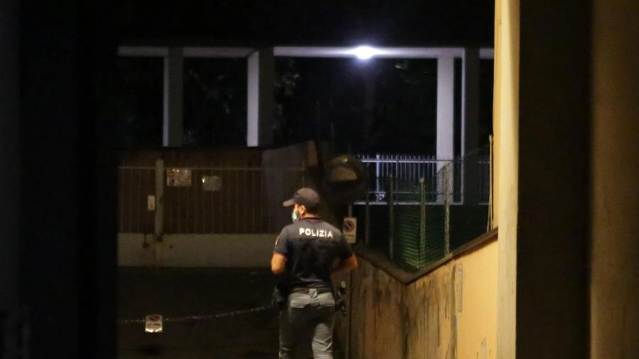 Un poliziotto, martedì sera, sotto il condominio della tragedia a Bologna