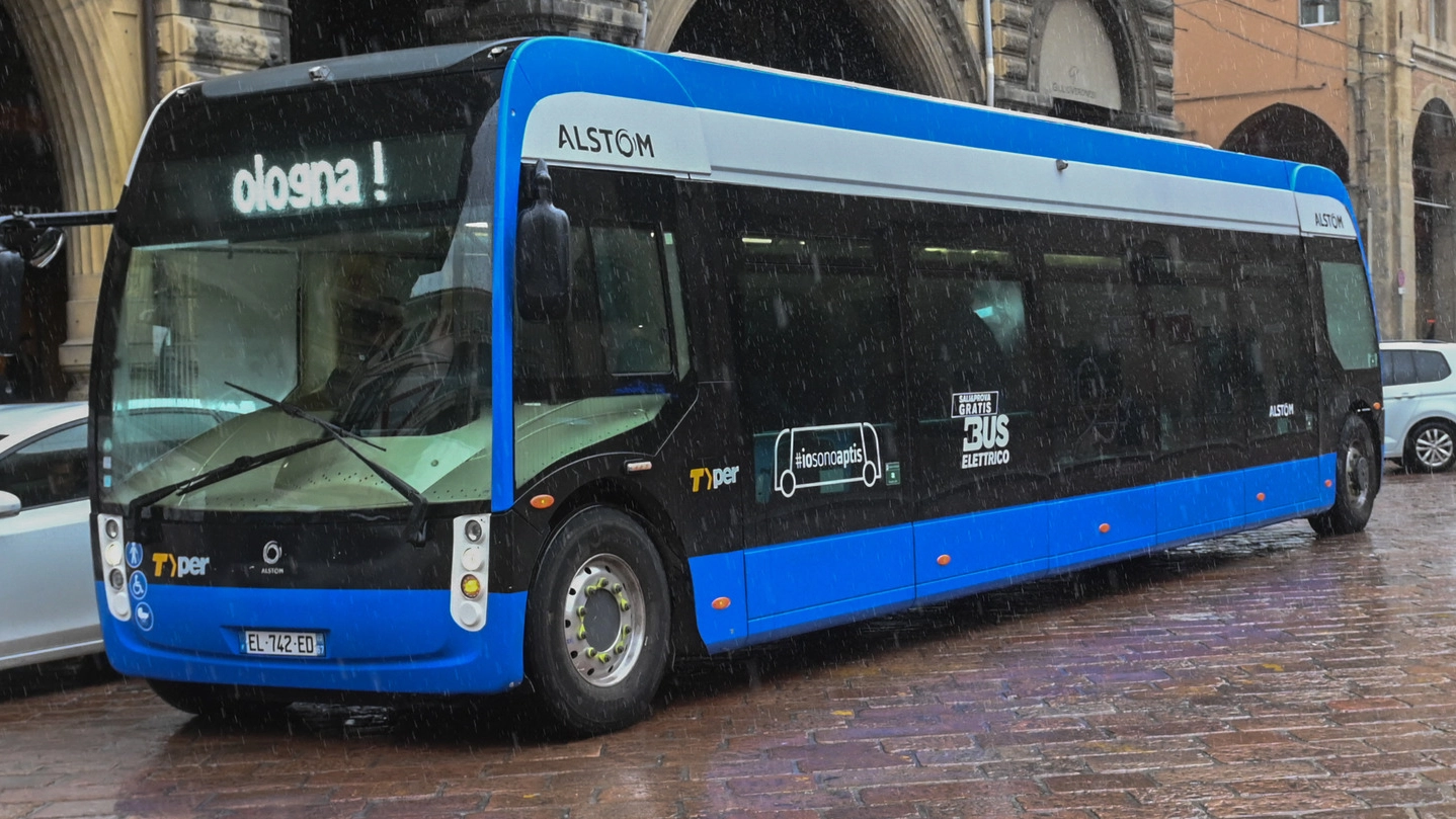 Il bus elettrico Aptis, della Alstom, in prova in città (Schicchi)