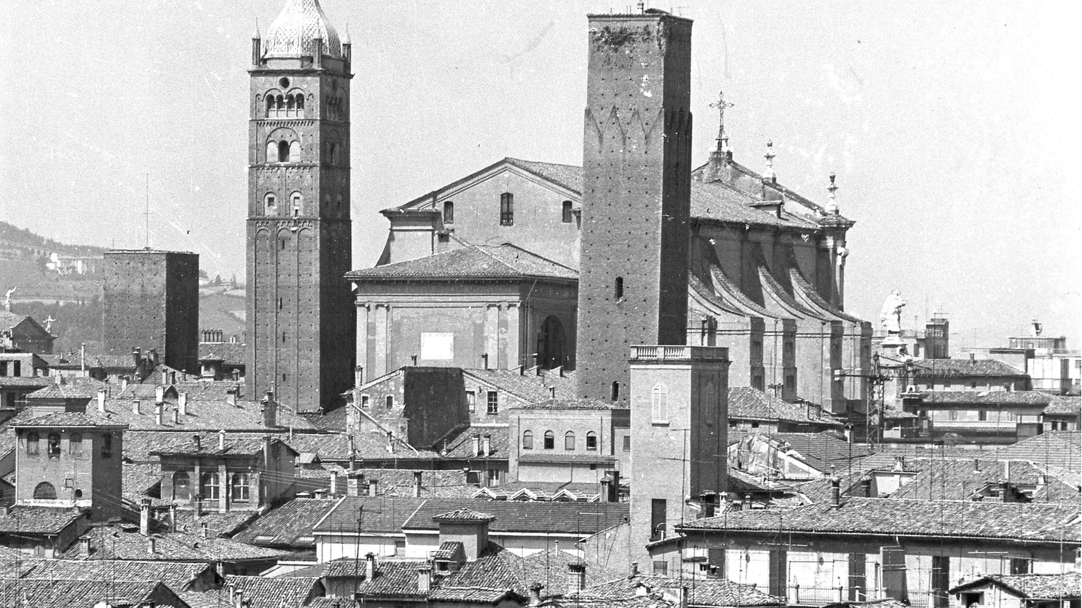 Una fotografia storica delle torri di Bologna