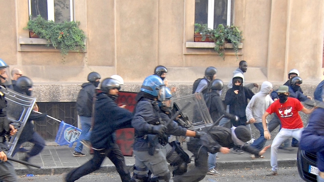 Ancona, scontri in centro tra antagonisti e polizia (Foto Antic)