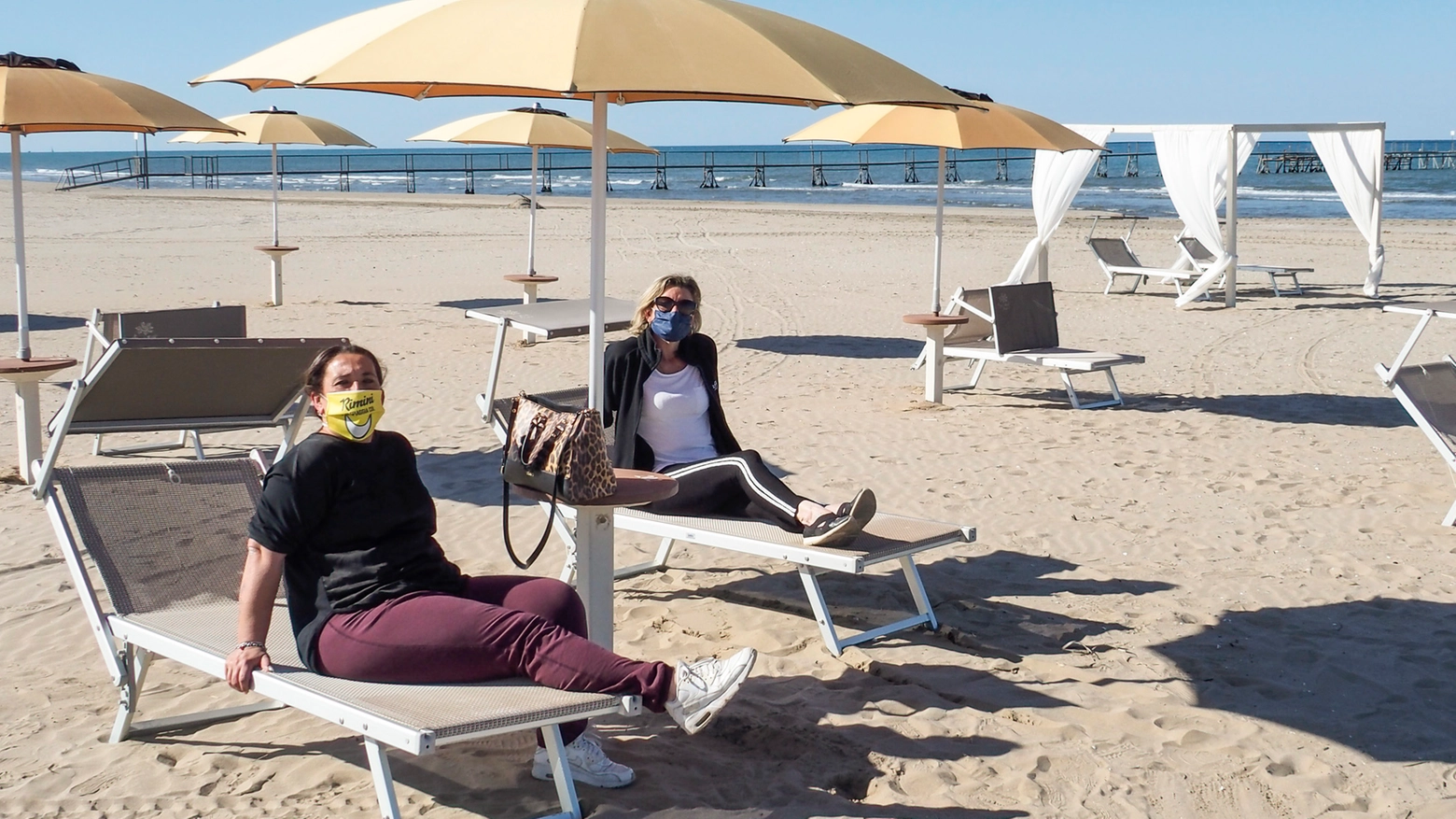 Come potrebbe essere la nuova disposizione degli ombrelloni in spiaggia (foto Petrangeli)