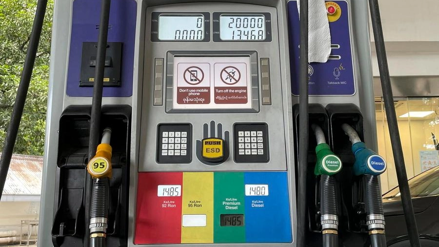 Un distributore di carburante (Ansa)