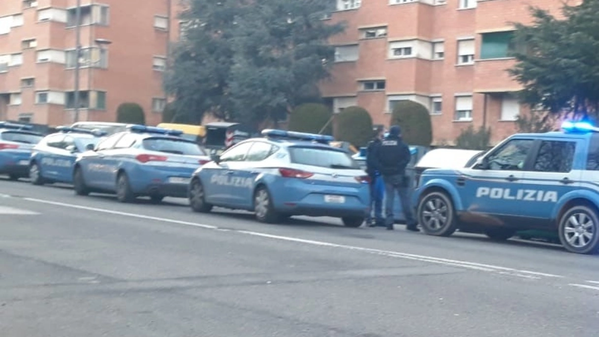 La polizia di fronte alle scuole Costa in via Milano al Savena