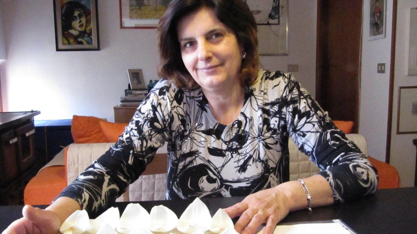 La maestra Emanuela Forlini con le cipolle di Urbania