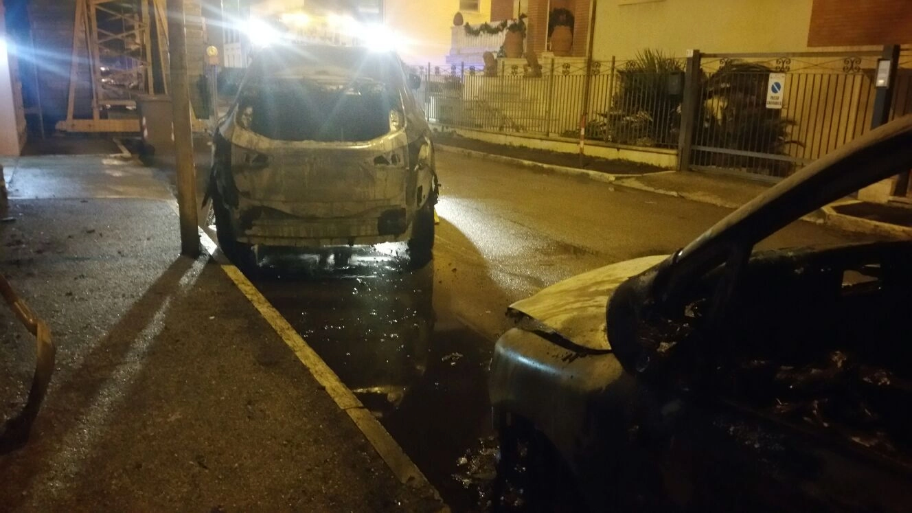 Le auto bruciate in via Monte S. Michele a San Benedetto del Tronto