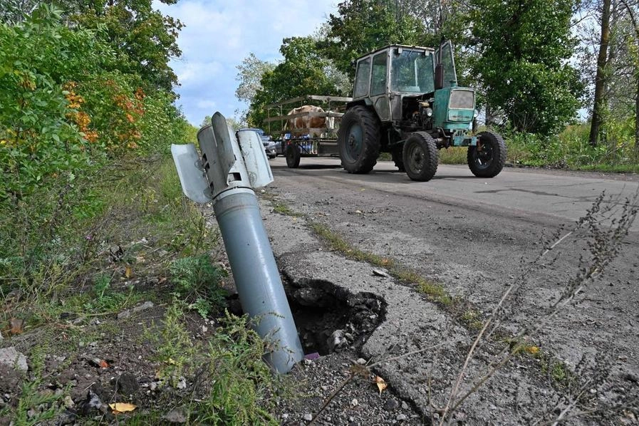 Un missile al lato della strada nella regione di Kharkiv (Ansa)