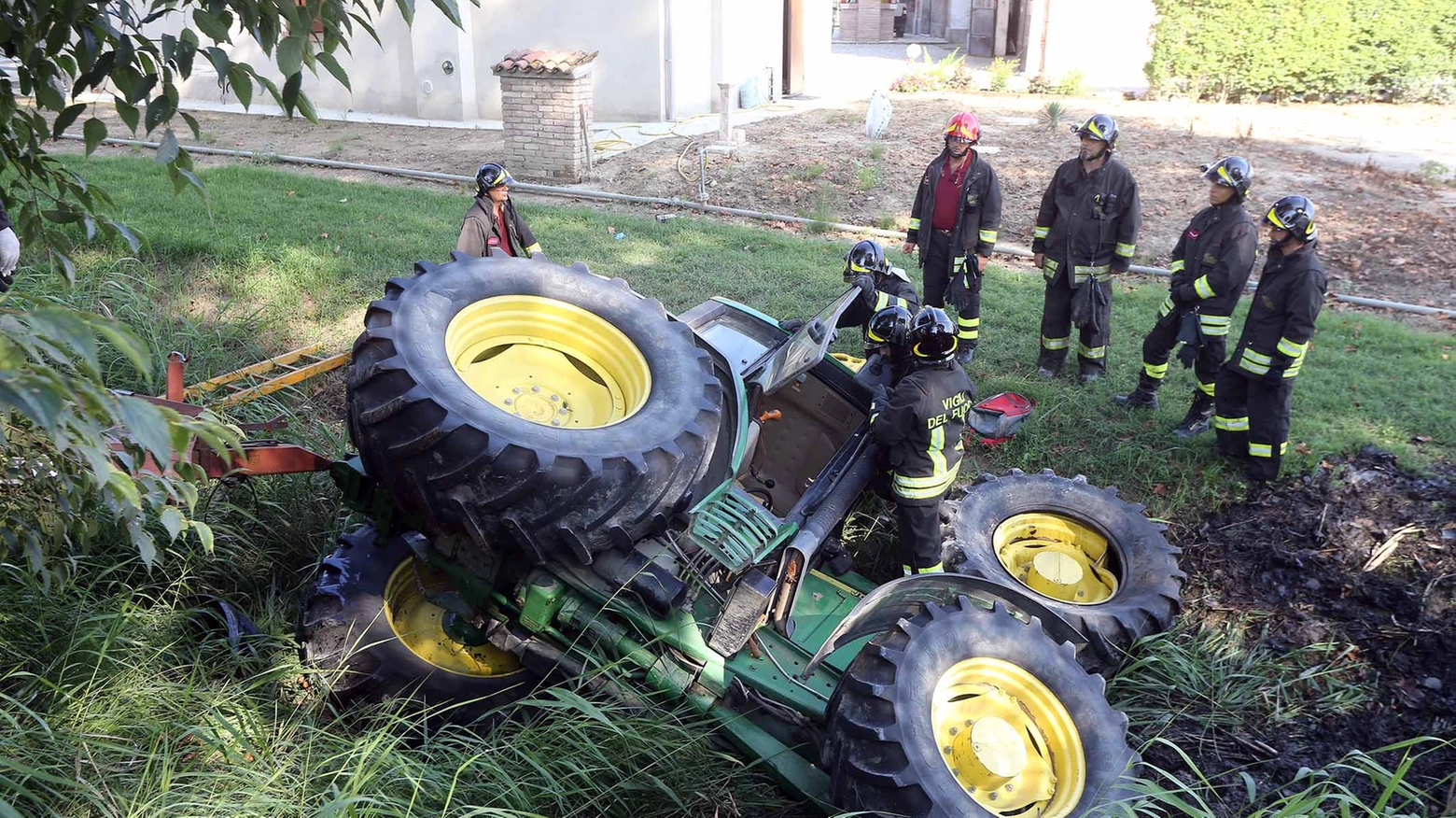 Bondeno: trattore si ribalta, 49enne muore schiacciato (foto Businesspress)