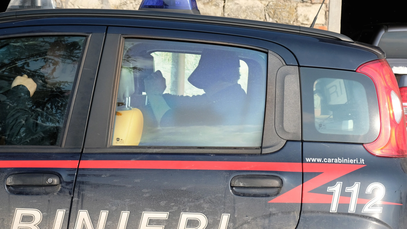 Angelo Rainone sull'auto dei carabinieri 