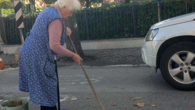 La signora ha 80 anni e ogni mattina dedica il suo tempo a tenere linda la strada